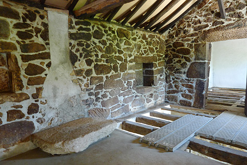 teambox - recuperação de uma casa tradicional - reaproveitamento das pedras